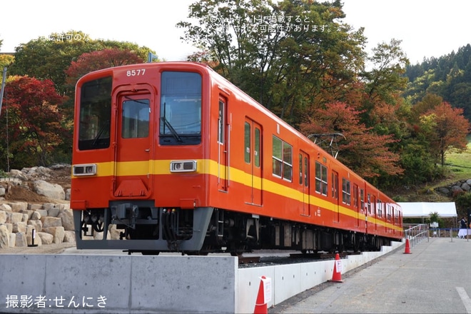 【東武】東武鉄道8000系8577Fを蔵王ロープウェイ蔵王山麓駅に展示を不明で撮影した写真