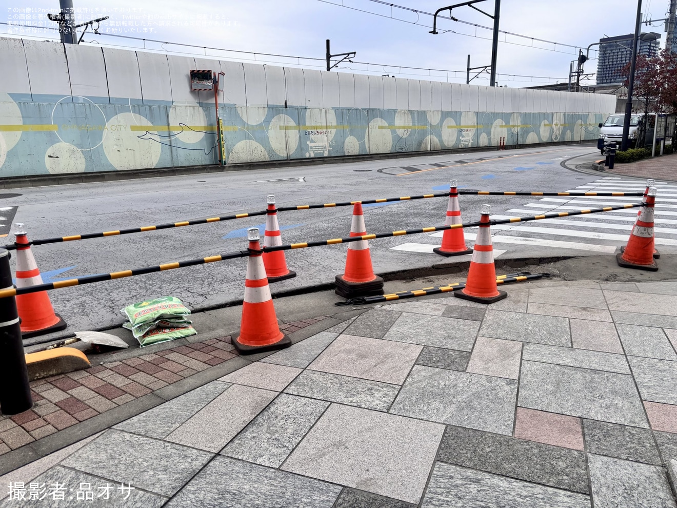 【JR海】リニア中央新幹線 第一首都圏トンネル(北品川工区)でシールド機先端付近にて道路隆起とアスファルトに亀裂の拡大写真
