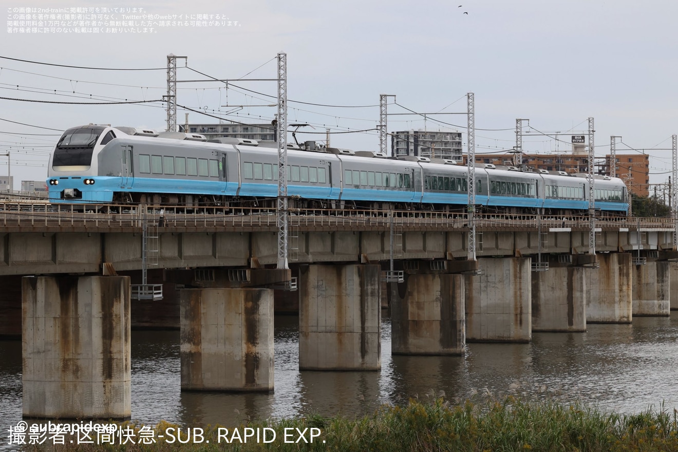 【JR東】「ハローキティと行く伊東温泉」による団体臨時列車がE653系で運転の拡大写真