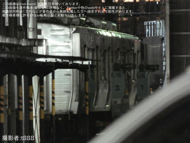 【JR西】323系LS20編成(元大阪・関西万博ラッピング車)のラッピングが剥がされるを不明で撮影した写真