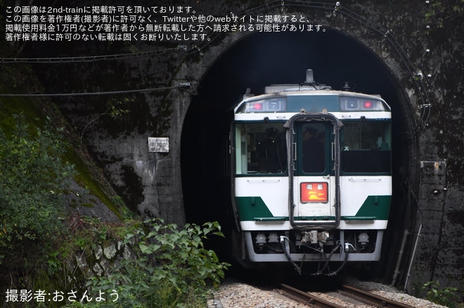 【JR四】「キハ185系国鉄色で行く!高知→高松 片道の旅」ツアーが催行を不明で撮影した写真