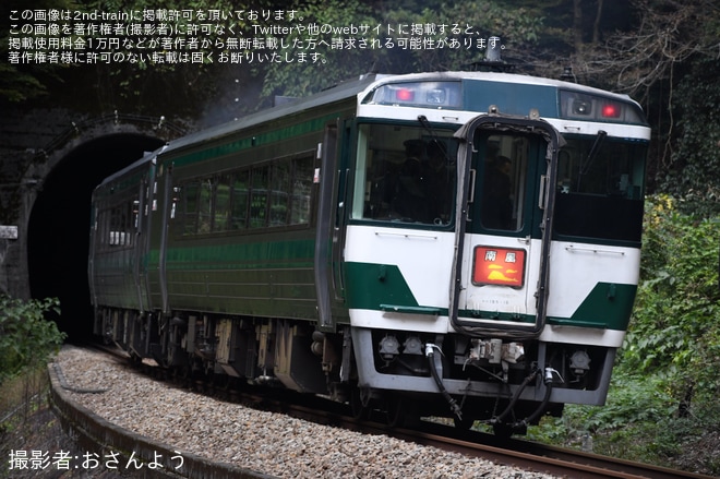 【JR四】「キハ185系国鉄色で行く!高知→高松 片道の旅」ツアーが催行を不明で撮影した写真