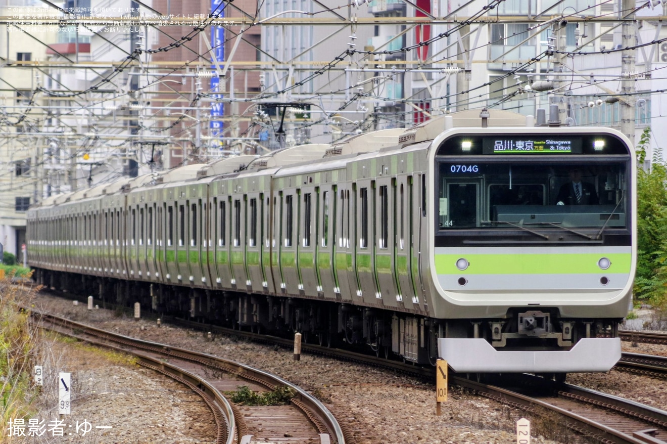 【JR東】E235系トウ39編成、トウ44編成「山手線環状運転100周年記念ラッピングトレイン」のヘッドマークが取り外されて運用の拡大写真