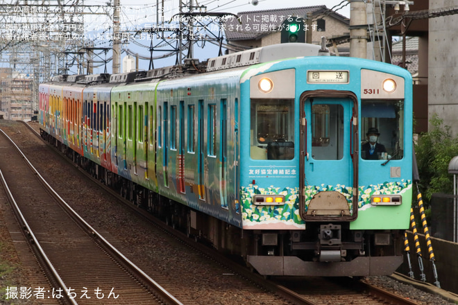 【近鉄】5800系 DF11 「台北へ行こう!」ラッピング 返却回送を近鉄下田駅で撮影した写真