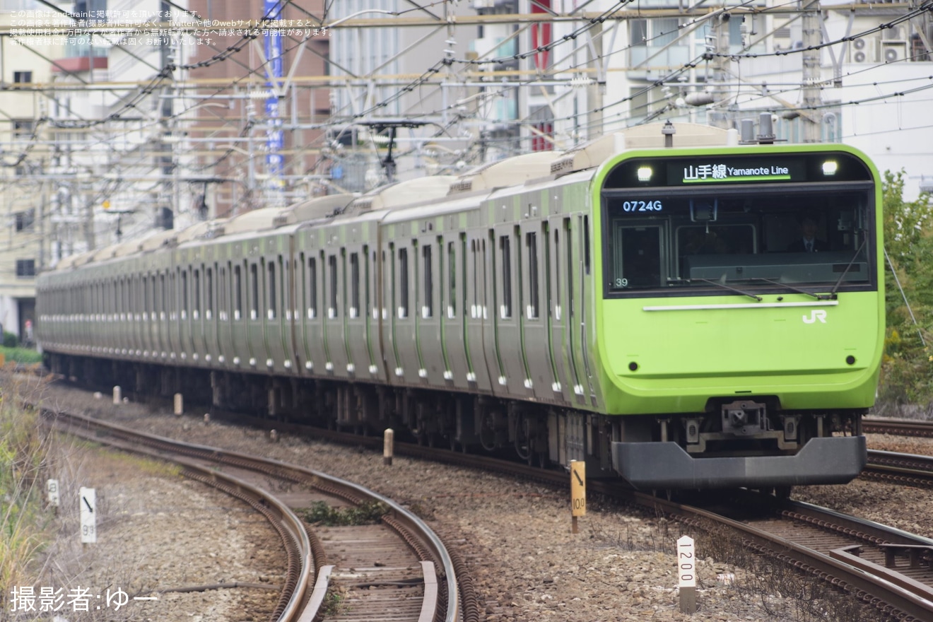 【JR東】E235系トウ39編成、トウ44編成「山手線環状運転100周年記念ラッピングトレイン」のヘッドマークが取り外されて運用の拡大写真