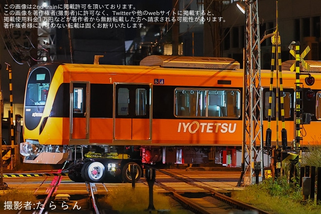 【伊予鉄】7000系7303F+7304F陸送を不明で撮影した写真