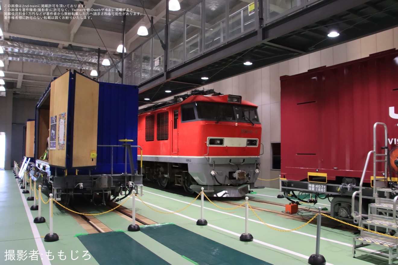 【JR西】京都鉄道博物館「EF510形式交直流電気機関車・コキ107形式コンテナ貨車・ヨ8000形式車掌車」特別展示の拡大写真