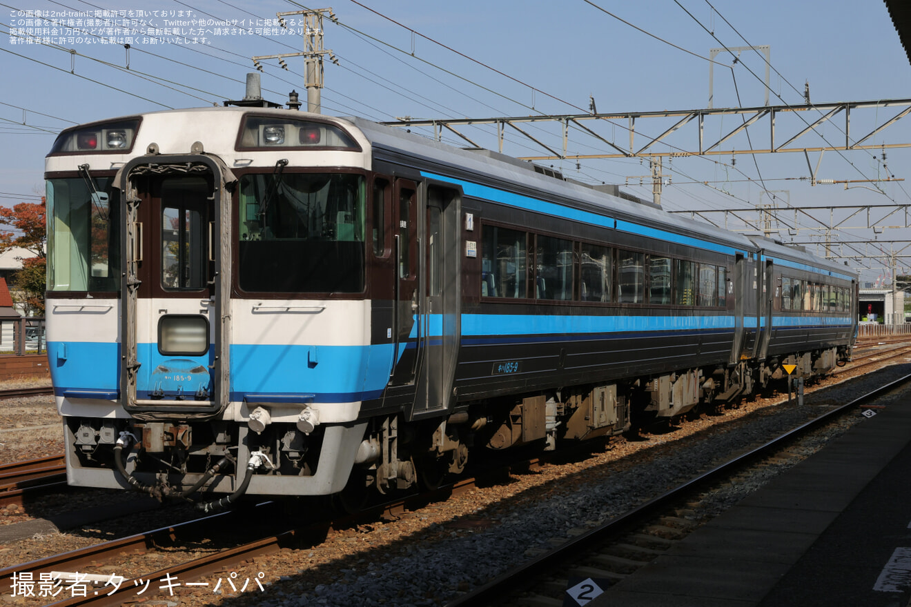【JR四】キハ185系キハ185-1017+キハ185-9が多度津工場出場の拡大写真