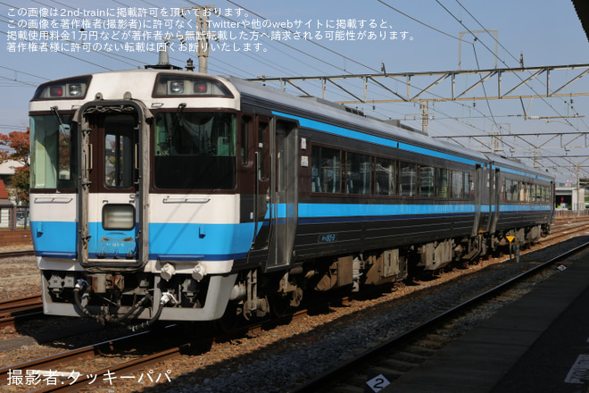 【JR四】キハ185系キハ185-1017+キハ185-9が多度津工場出場を多度津駅で撮影した写真