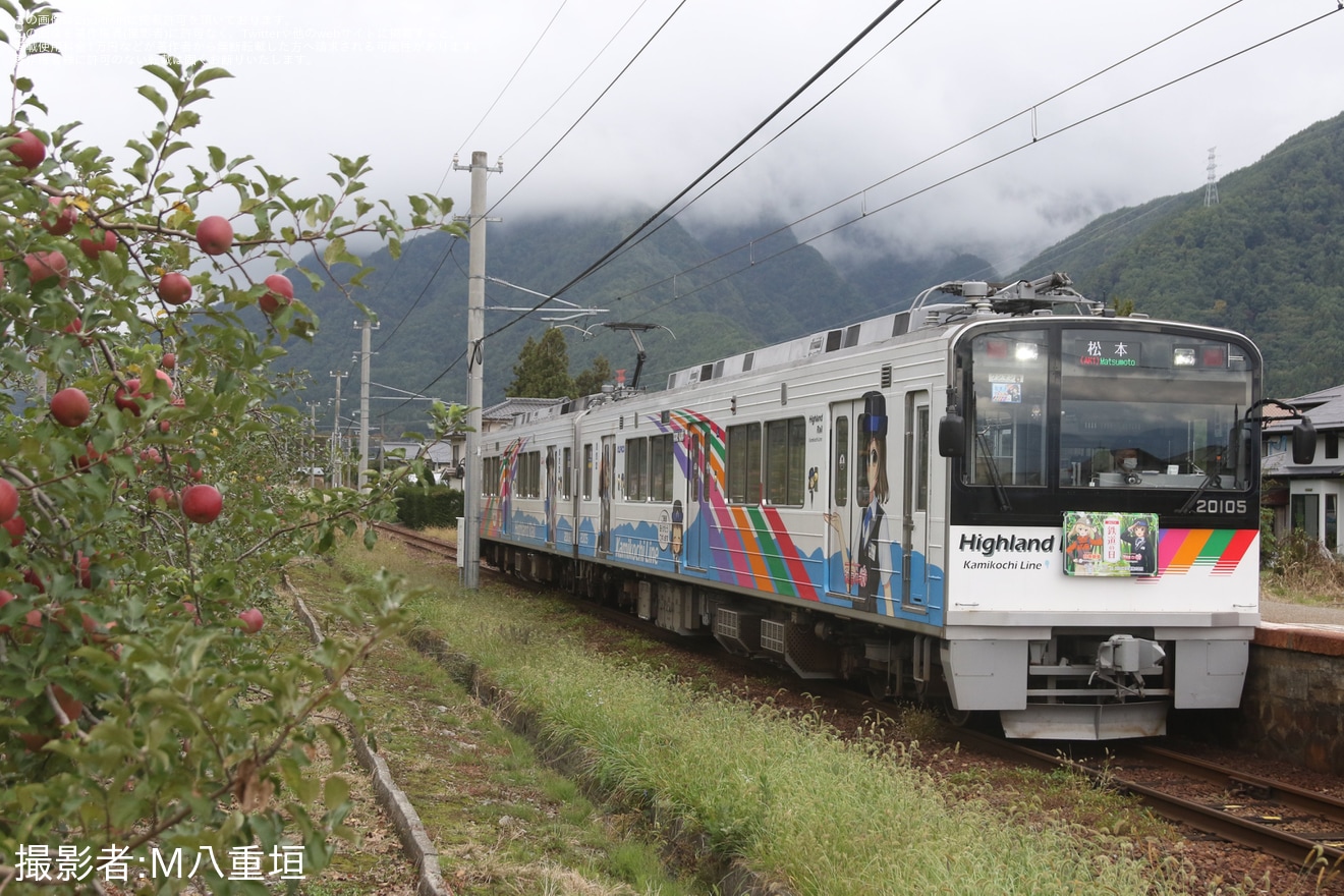 【アルピコ】「渕東なぎさ×白骨朋依コラボヘッドマーク」を取り付け運行の拡大写真