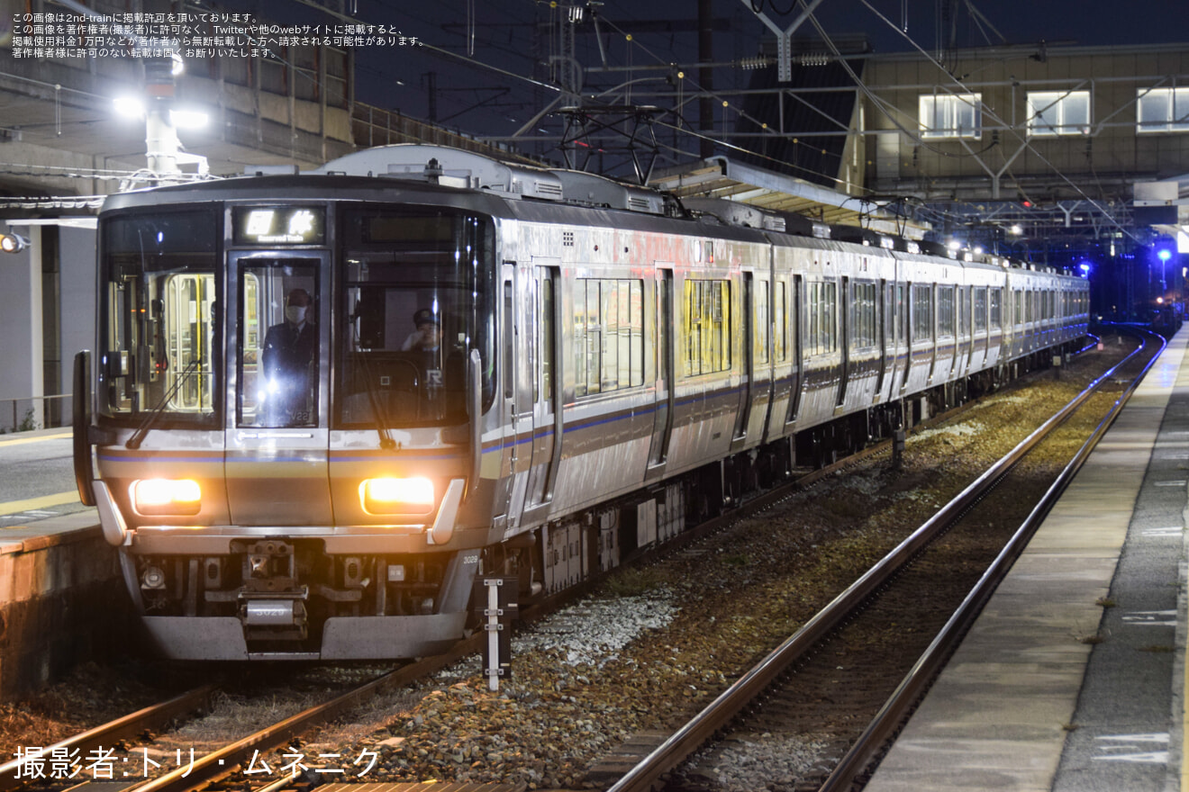 【JR西】223系を使用した岡山地区への団体臨時列車が運転の拡大写真