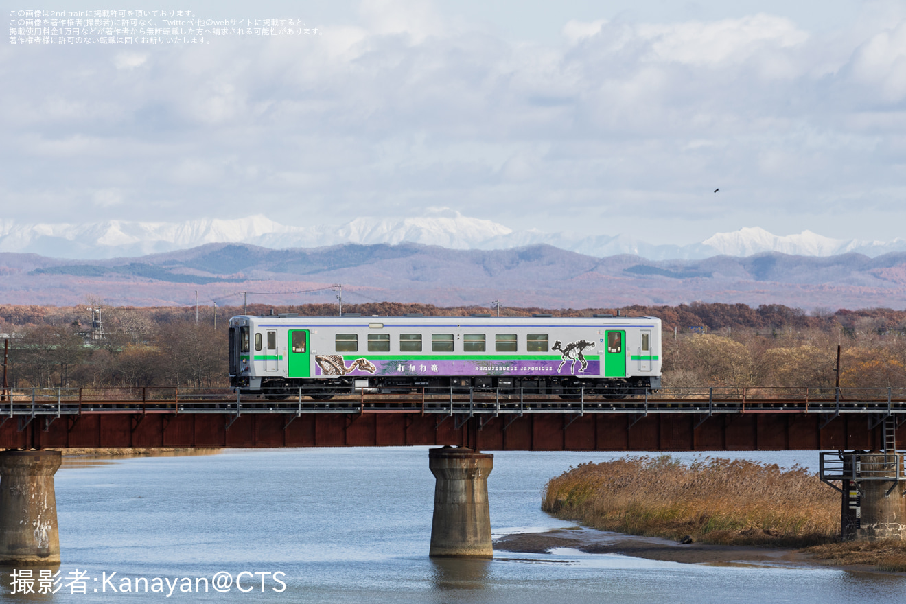 【JR北】キハ150形100番台「カムイサウルスむかわ竜創生トレイン」運行開始の拡大写真