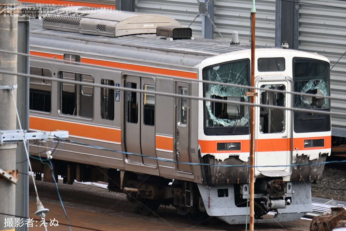 【JR海】311系カキG11編成の先頭車(クハ310-11)が解体中の拡大写真