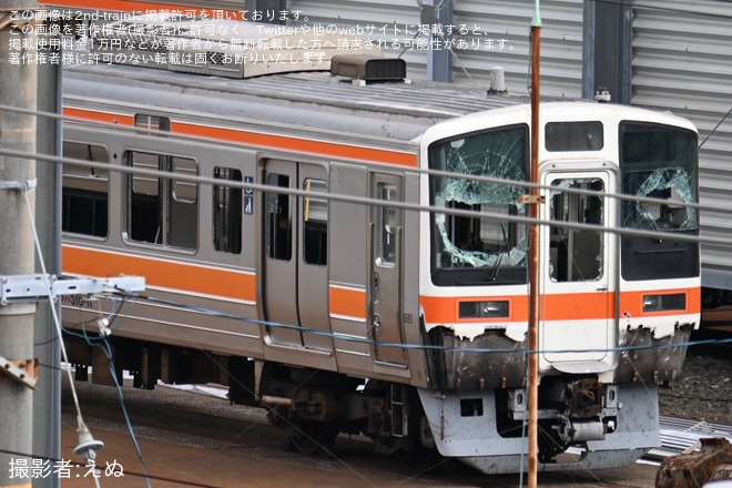 【JR海】311系カキG11編成の先頭車(クハ310-11)が解体中を不明で撮影した写真