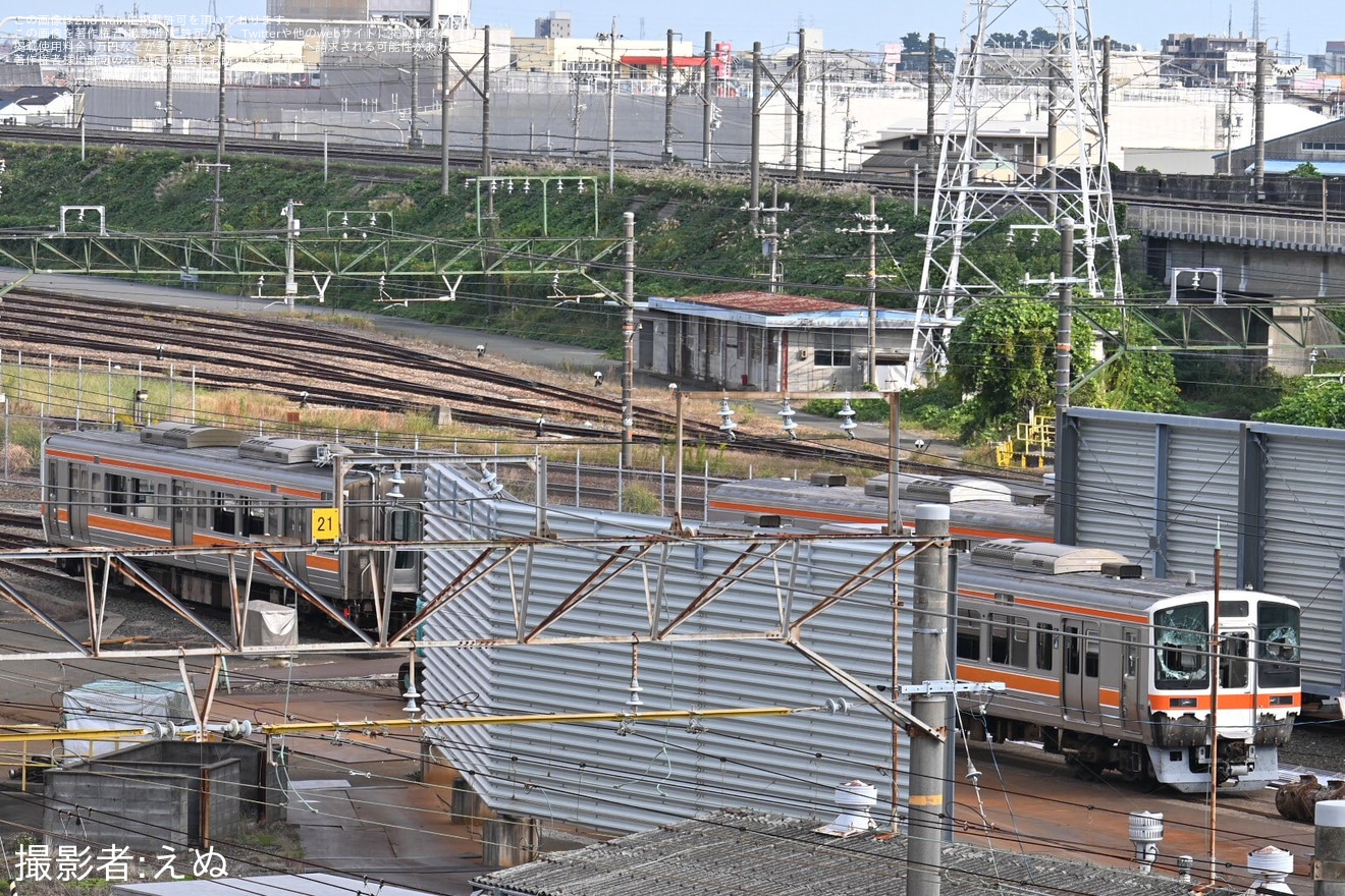 【JR海】311系カキG11編成の先頭車(クハ310-11)が解体中の拡大写真