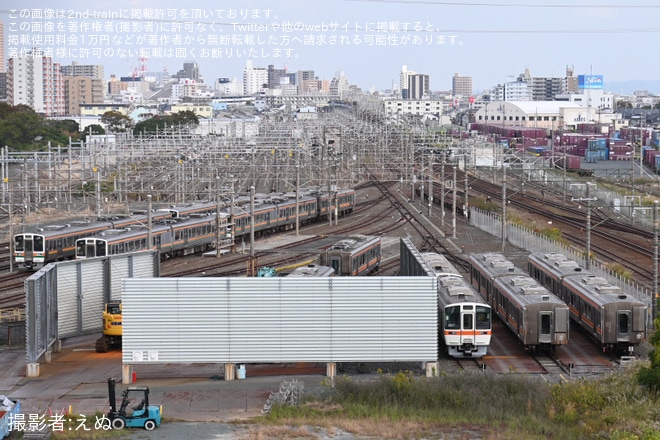 【JR海】311系カキG11編成の先頭車(クハ310-11)が解体中を不明で撮影した写真