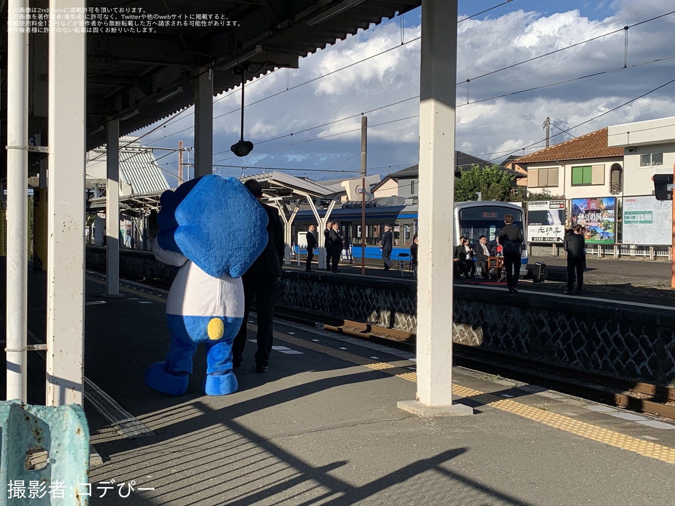 【伊豆箱】「姉妹駅協定締結5周年記念ヘッドマーク」を取り付けて運行開始の拡大写真