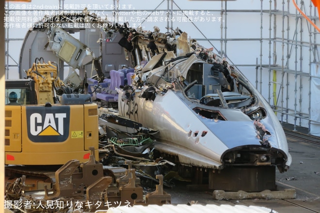 【JR西】500系V3編成の7、8号車の 解体作業が確認