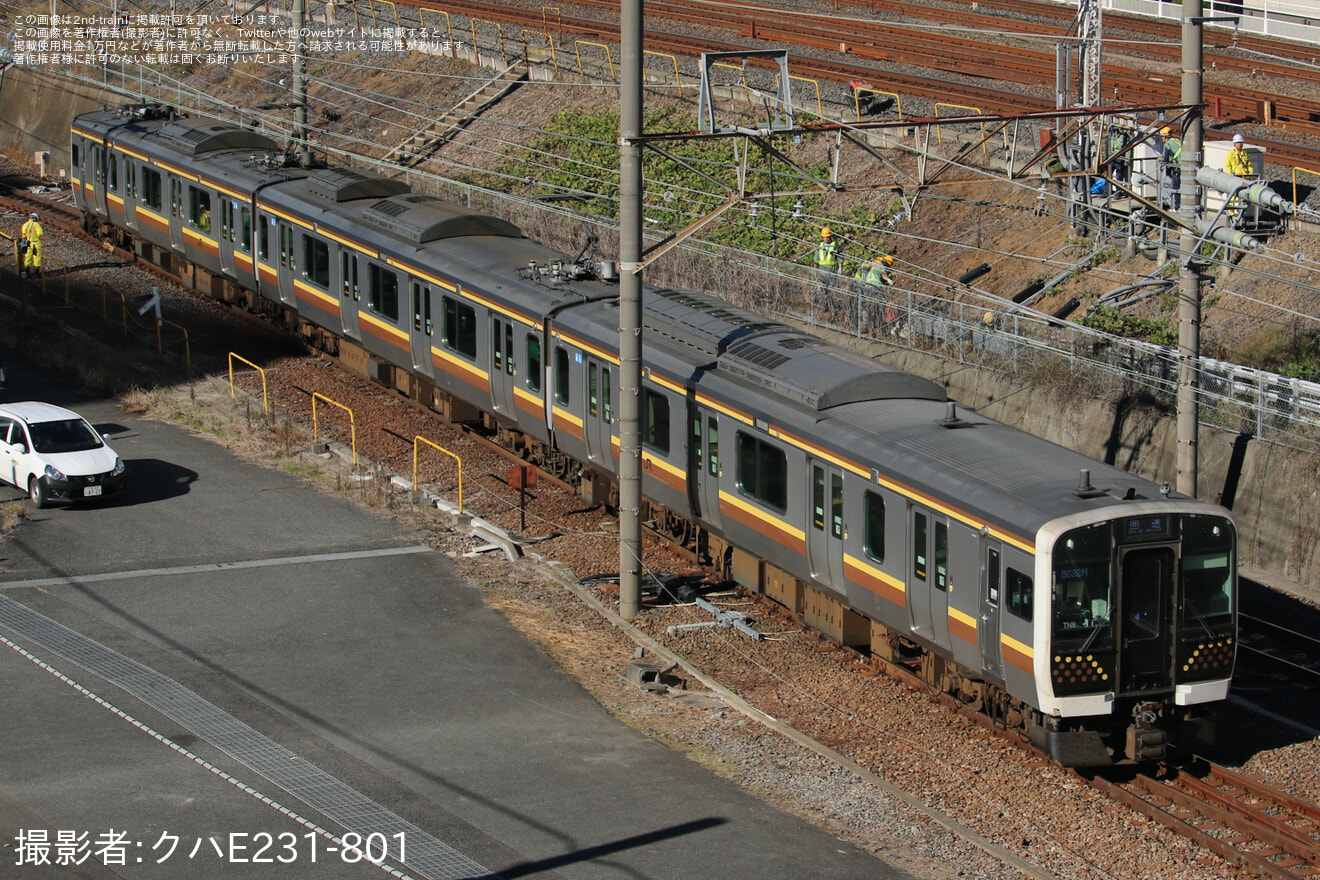 【JR東】E131系ヤマTN8編成 大宮総合車両センターへ入場の拡大写真