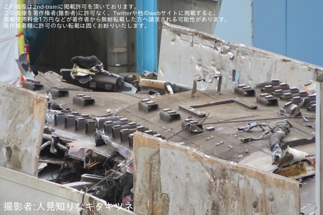 博多総合車両所付近で撮影された【JR西】500系V3編成の7、8号車の 解体作業が確認