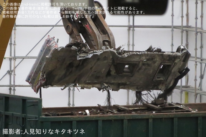 博多総合車両所付近で撮影された【JR西】500系V3編成の7、8号車の 解体作業が確認