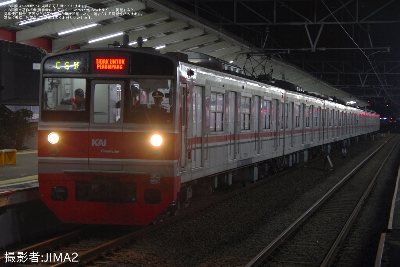 【KCI】元東京メトロ7000系と元JR東の203系がジャカルタコタ駅へイベントのため回送の拡大写真