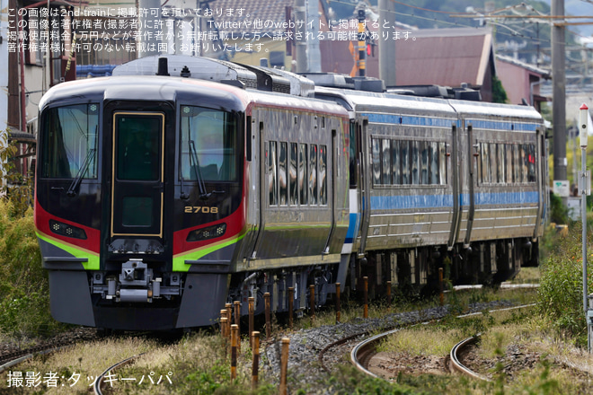【JR四】2700系2708号車が検査を終えて多度津工場出場を高松運転所-高松駅で撮影した写真