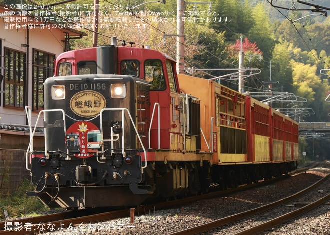 【嵯峨野】「京都もみじ鉄道連携協定」ヘッドマークを装着して運行開始