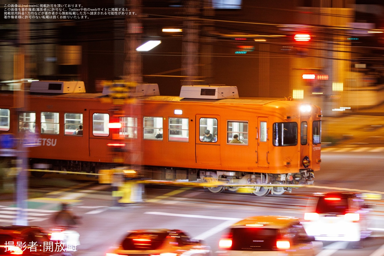 【伊予鉄】700系767編成へ「2025 12 6 LAST RUN」と書かれた引退記念ヘッドマークが取り付けられて運転の拡大写真