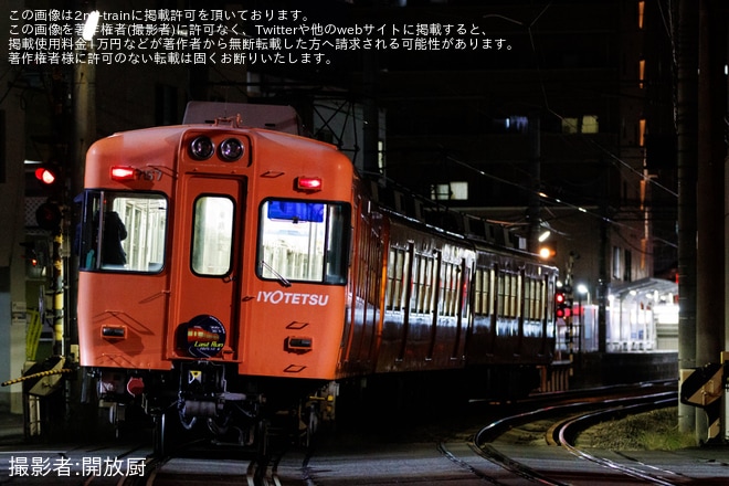 【伊予鉄】700系767編成へ「2025 12 6 LAST RUN」と書かれた引退記念ヘッドマークが取り付けられて運転を不明で撮影した写真