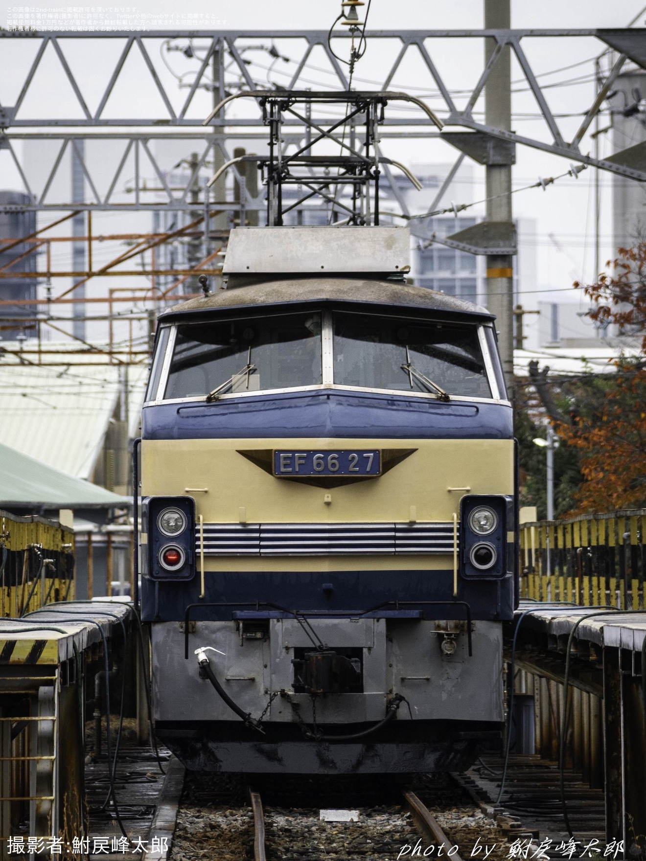 【JR貨】EF66-27が吹田機関区構内で自走して入換(20251113)の拡大写真