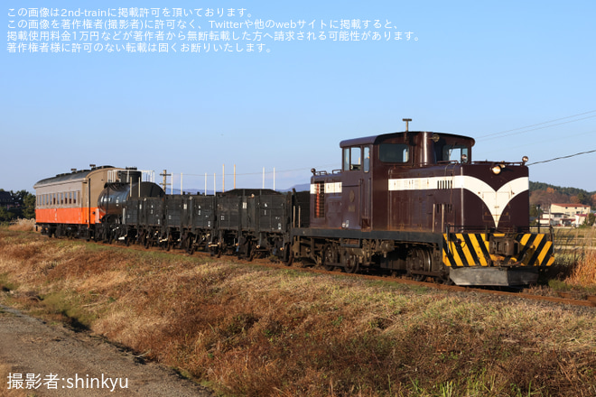 津軽飯詰～五農校前間で撮影された【津軽】「津軽鉄道開業95周年記念イベント」開催でDD352+オハフ+タム+トム3両を連結した混合列車がデモ走行