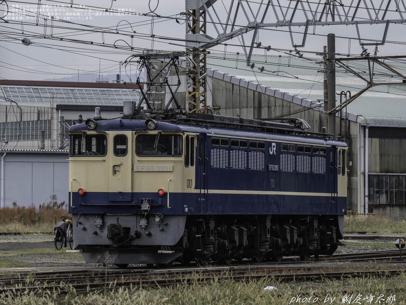 【JR貨】EF66-27が吹田機関区構内で自走して入換(20251113)の拡大写真