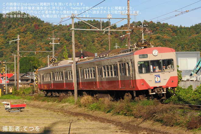 鳥居本～彦根間で撮影された【近江】800系822号「赤電」を使用した「赤電ラストランツアー」(16日)