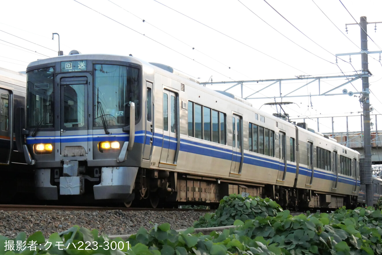 【JR西】521系E01編成が吹田総合車両所から敦賀へ回送の拡大写真