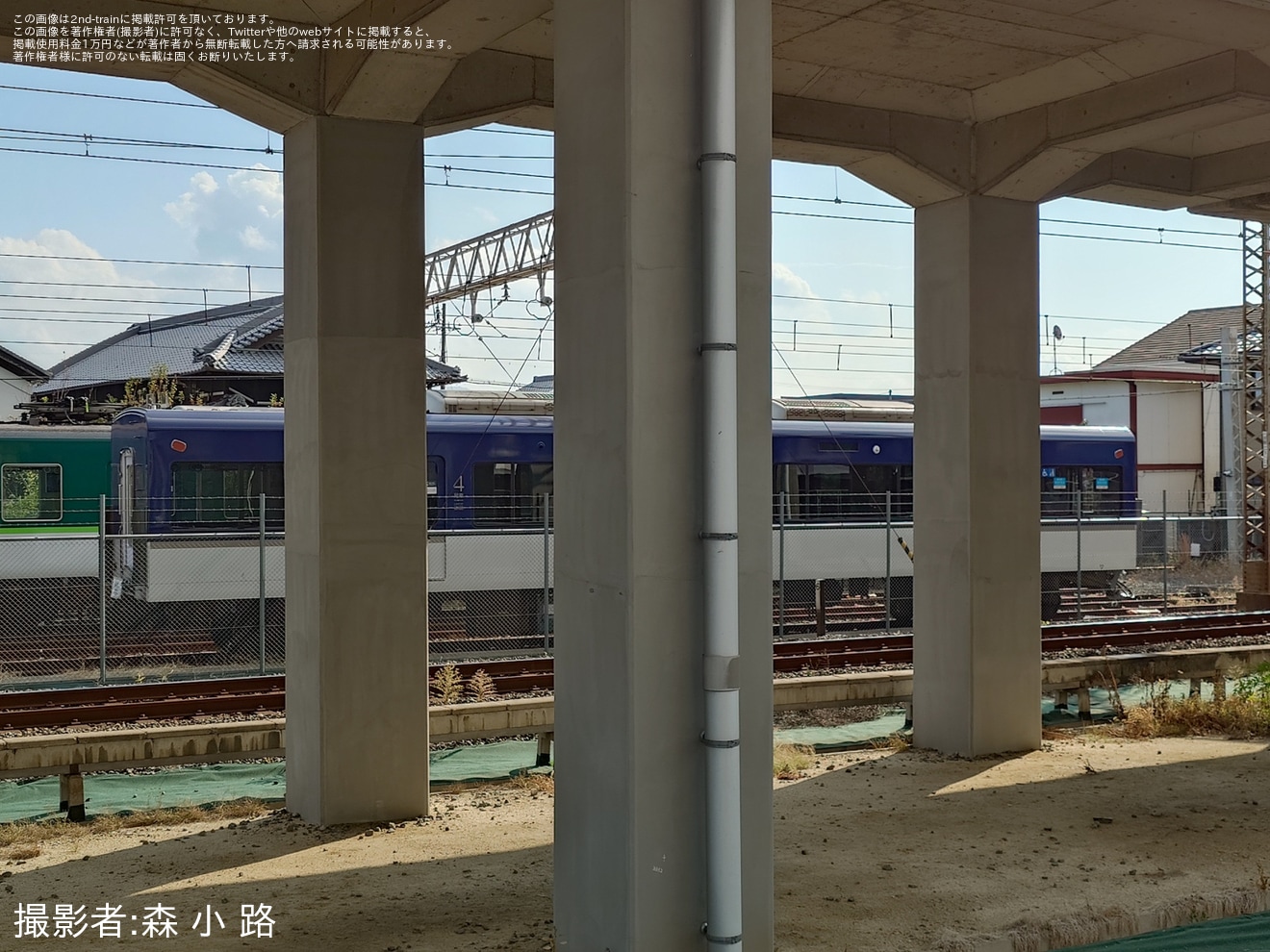 【京阪】プレミアムカー5号車導入により脱車された3700形のうち車外カメラ設置用の穴を開けた車両が外にの拡大写真