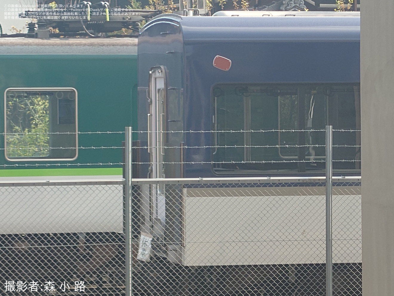 【京阪】プレミアムカー5号車導入により脱車された3700形のうち車外カメラ設置用の穴を開けた車両が外にの拡大写真