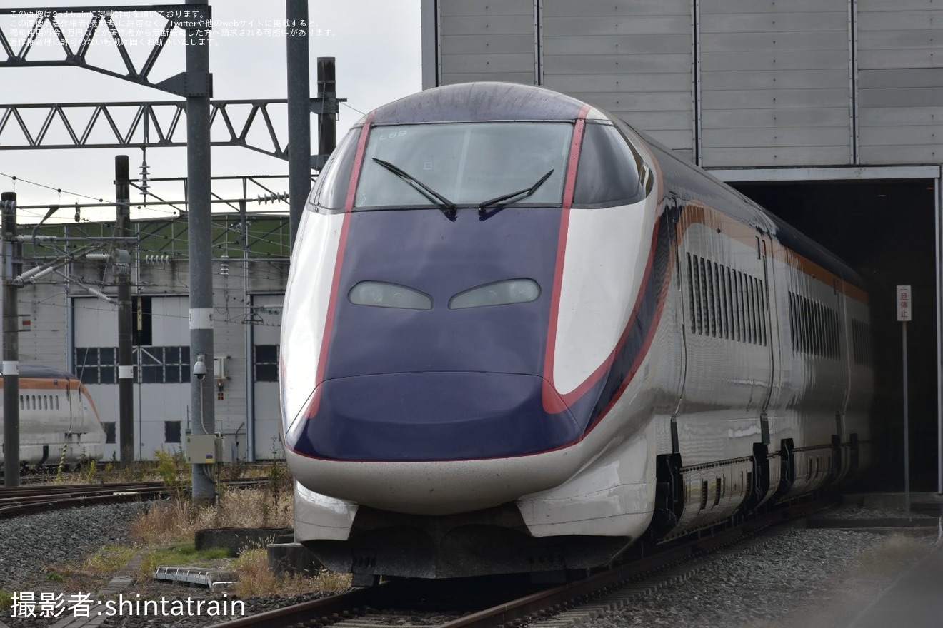 【JR東】運用離脱しているE3系L69編成から座席が取り外されるの拡大写真