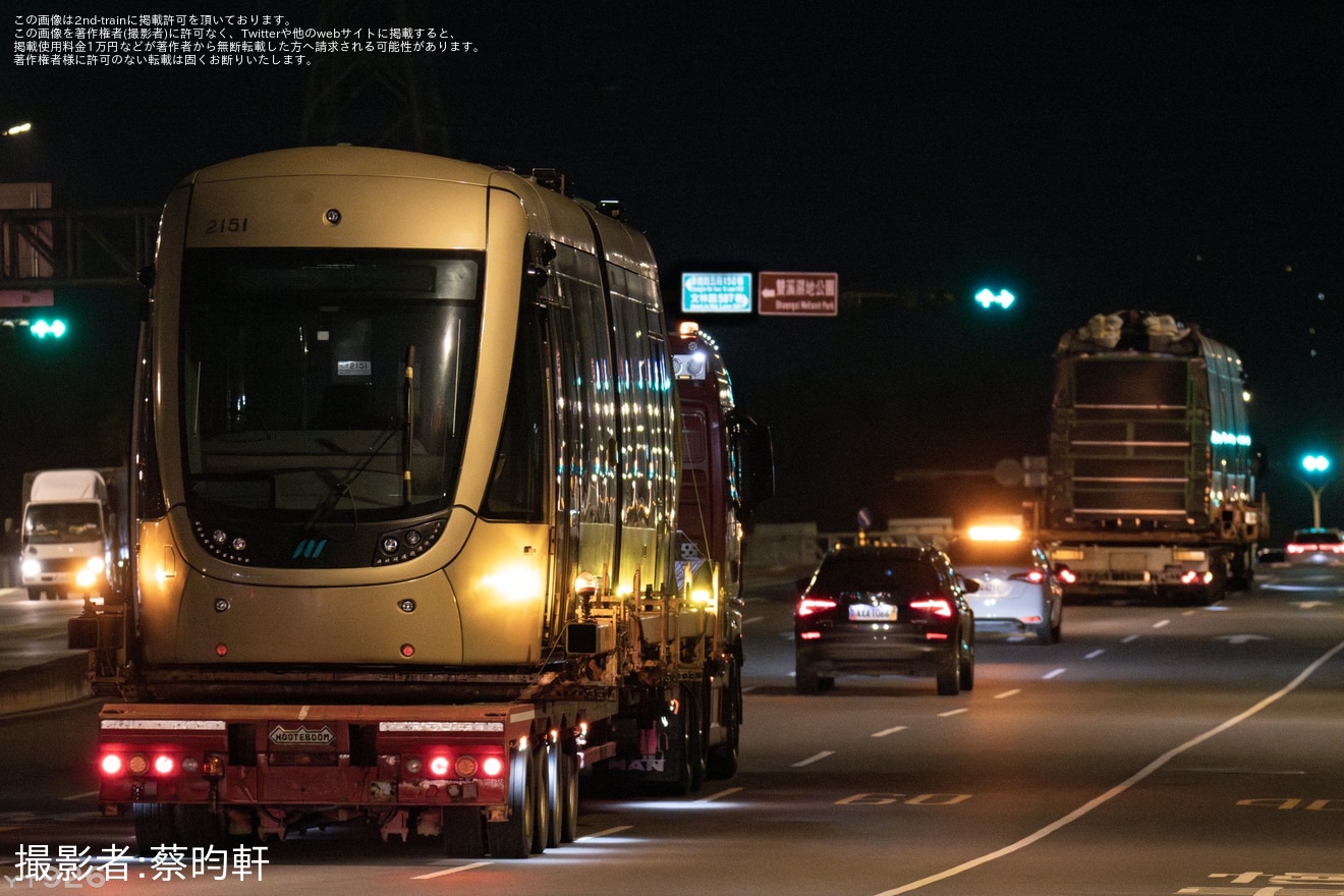 【新北捷運】安坑LRTの15編成が淡海LRTへ転用のため陸送の拡大写真