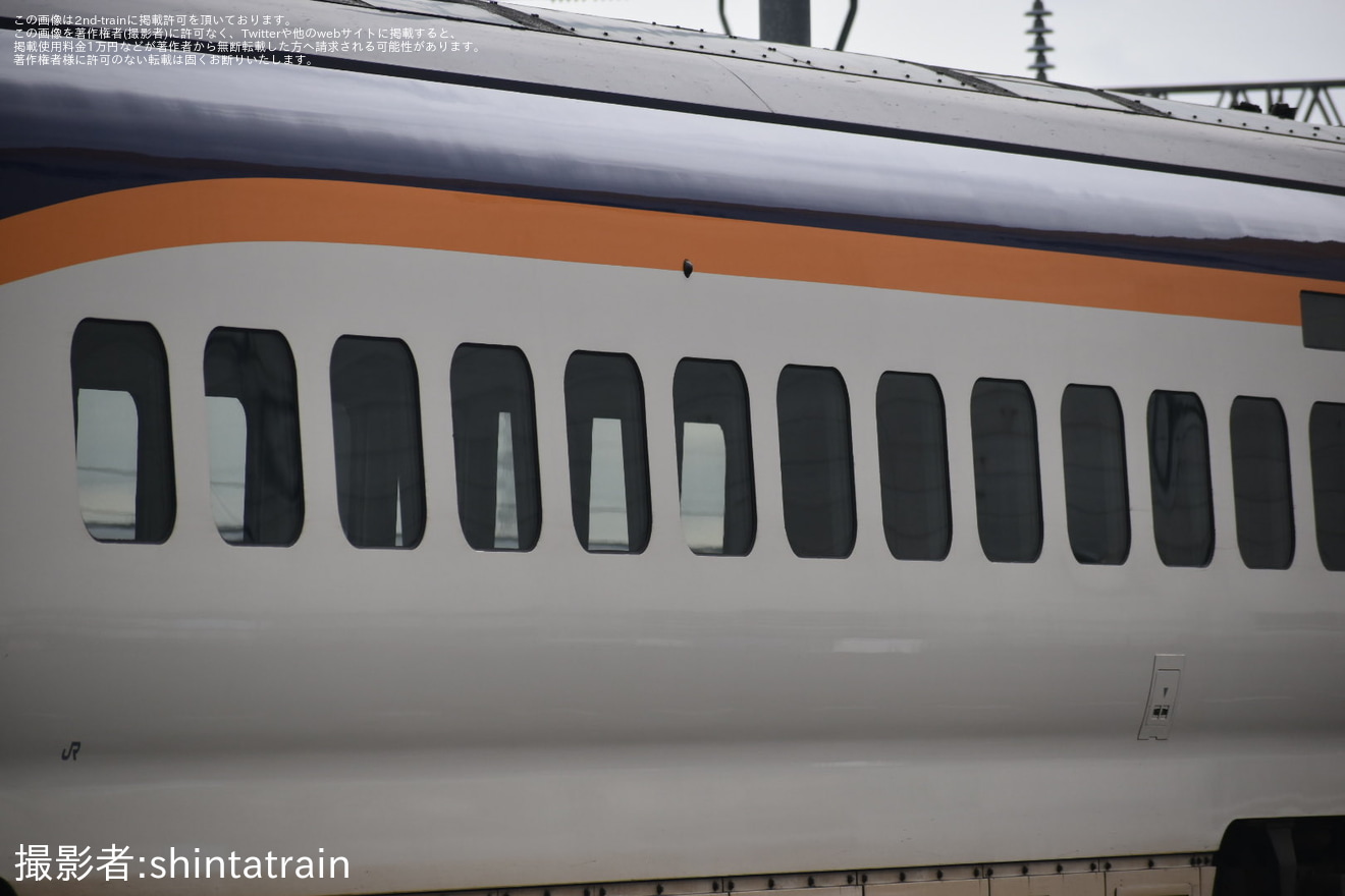 【JR東】運用離脱しているE3系L69編成から座席が取り外されるの拡大写真