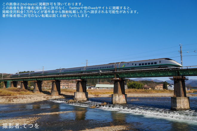 【JR東】「ありがとう山形新幹線 E3 系「つばさ、つなぐ。」シルバーカラー号」乗車ツアーを催行を新庄～舟形間で撮影した写真