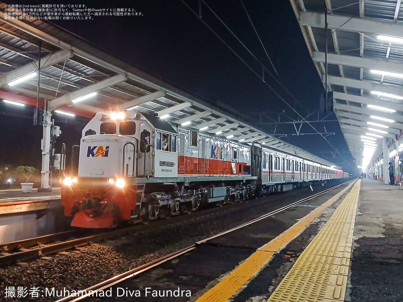 【KCI】ジャカルタで使用されていた8500系8610F6両編成が廃車回送の拡大写真