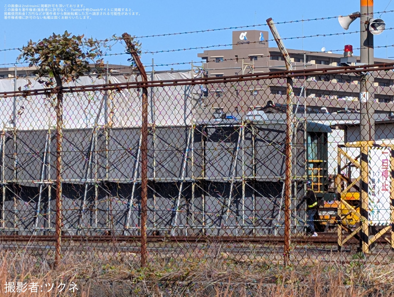 【JR西】サロンカーなにわで使用されていたスロフ14-704が解体中、DE10-1541も窓ガラスが外されるの拡大写真