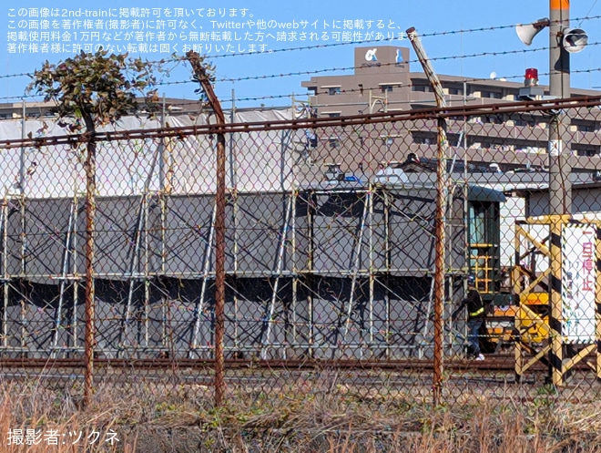 【JR西】サロンカーなにわで使用されていたスロフ14-704が解体中、DE10-1541も窓ガラスが外されるを後藤総合車両所本所付近で撮影した写真