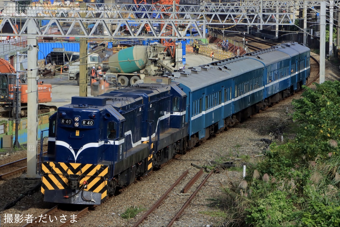 【台鉄】「富岡鉄道芸術祭」の開催に合わせて、藍皮車による普快列車が運転の拡大写真