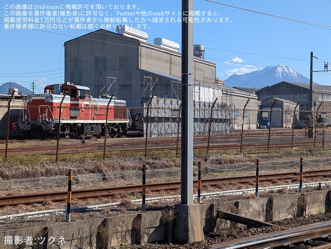 【JR西】サロンカーなにわで使用されていたスロフ14-704が解体中、DE10-1541も窓ガラスが外されるを後藤総合車両所本所付近で撮影した写真