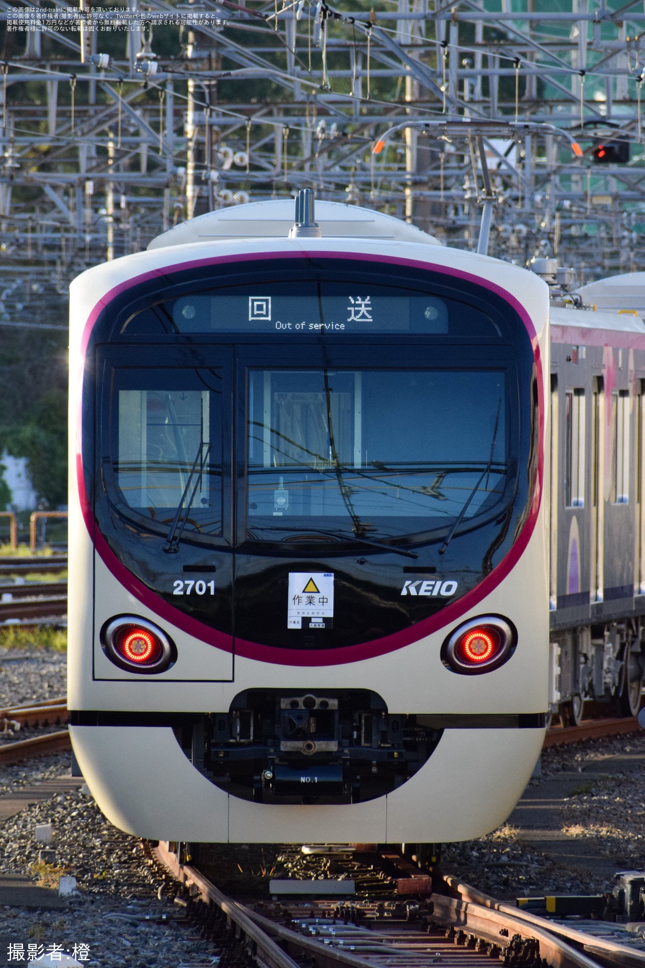 【京王】2000系2701Fが「作業中」ステッカーが貼られ留置の拡大写真