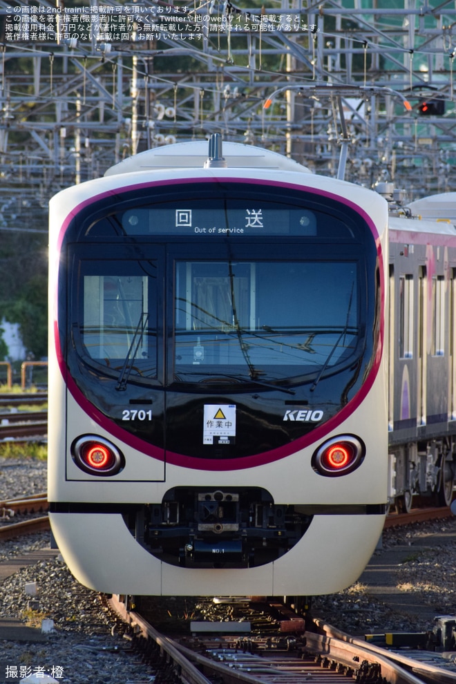 【京王】2000系2701Fが「作業中」ステッカーが貼られ留置を不明で撮影した写真