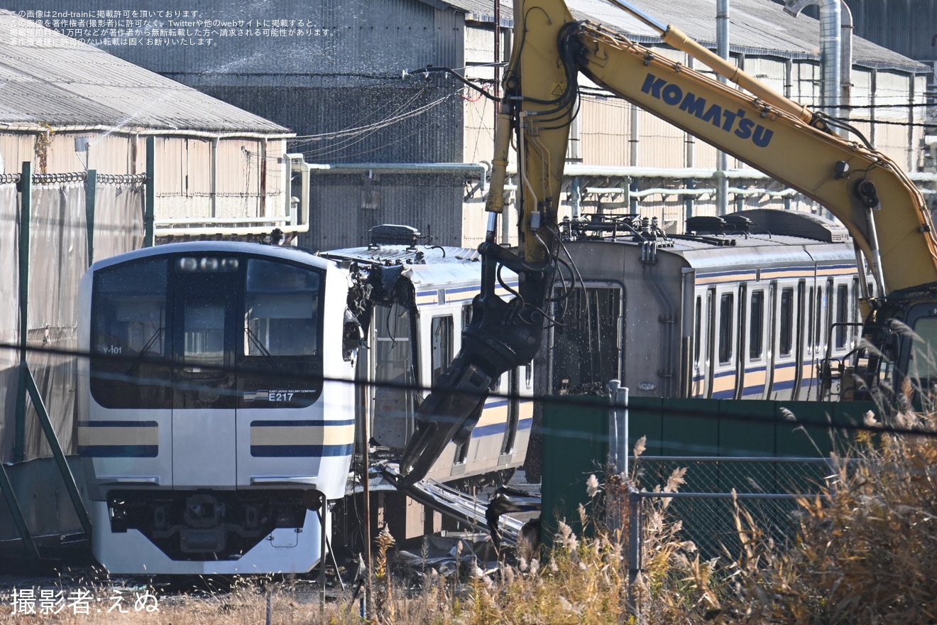 【JR東】E217系クラY-101編成クハE216-1001が解体中・カシオペア4両が工場内へ移動の拡大写真