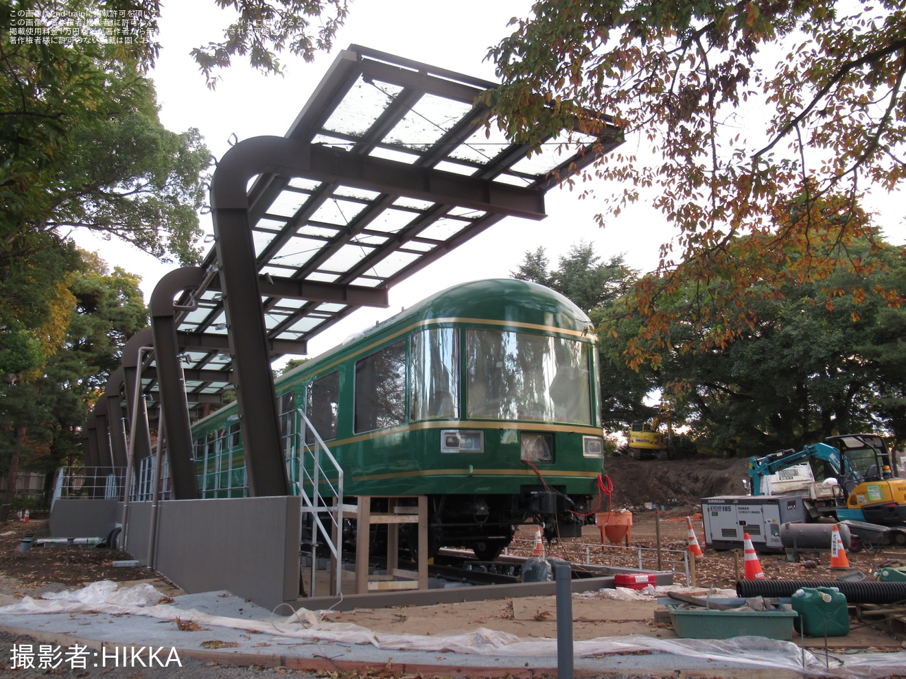 【JR東】清瀬中央公園で修復中の夢空間(オシ25 901・オハフ25 901) が目撃の拡大写真